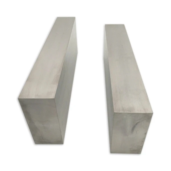 Titāna kalts bloks